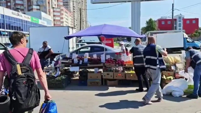 В ходе рейдов в июле сотрудники ККИ Петербурга изъяли 1 тонну фруктов и овощей