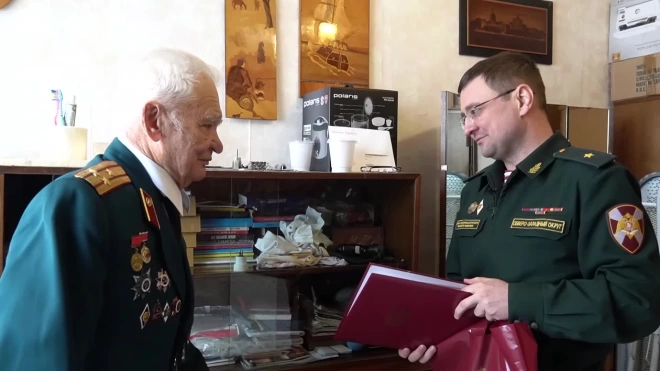 В Петербурге росгвардейцы поздравили с 95-летием ветерана Великой Отечественной войны