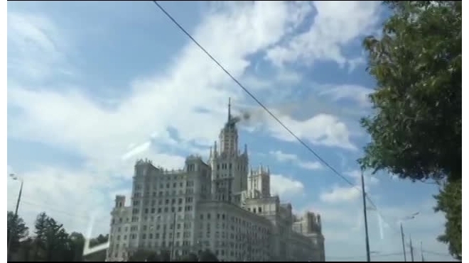 Появились первые видео сильного пожара в сталинской высотке в Москве