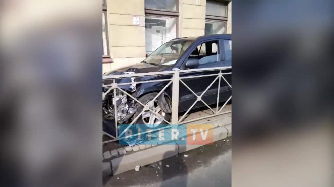 На Среднеохтинском проспекте автомобиль сбил пешехода на тротуаре 