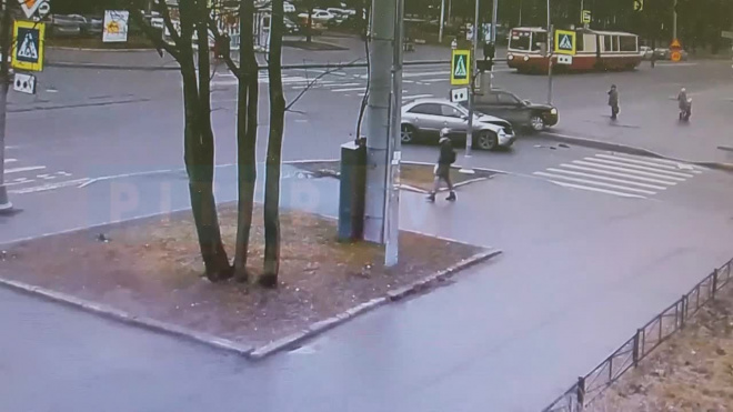 Видео: на 2-ом Муринском проспекте легковушка поехала на красный и спровоцировала ДТП