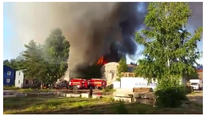 Пожар на территории физико-технического института им. Иоффе очевидцы снимали на видео