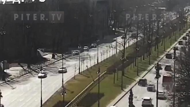 На Московском проспекте в результате ДТП иномарка перевернулась на припаркованный автомобиль: видео