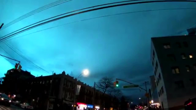 Небо над Нью-Йорком раскрасилось сине-зелеными переливами из-за взрыва трансформатора