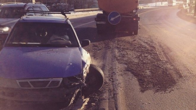 ДТП в Санкт-Петербурге: Део Нексиа разбился об снегоуборочную машину, на Софийской грузовик вылетел на тротуар