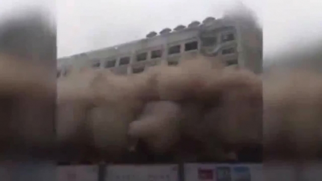 Неожиданное видео из Китая: демонтаж здания вызвал панику
