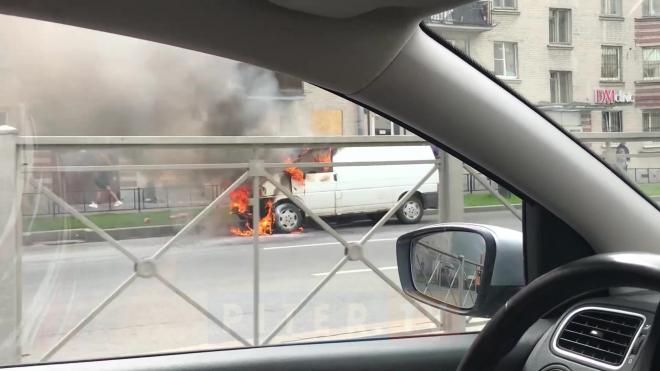 Видео: на Заневском проспекте загорелся микроавтобус