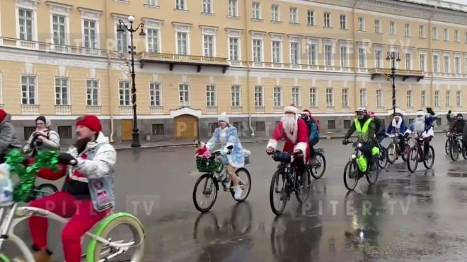 В Петербурге сегодня проходит юбилейный Велопарад Дедов Морозов и Снегурочек