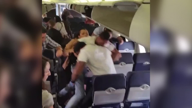 Задиристое видео из США: пассажиры в самолете устроили драку из-за места