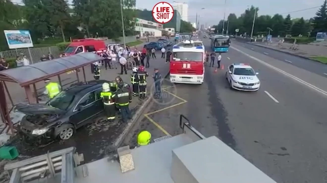В Москве автомобиль врезался в автобусную остановку и сбил двух людей