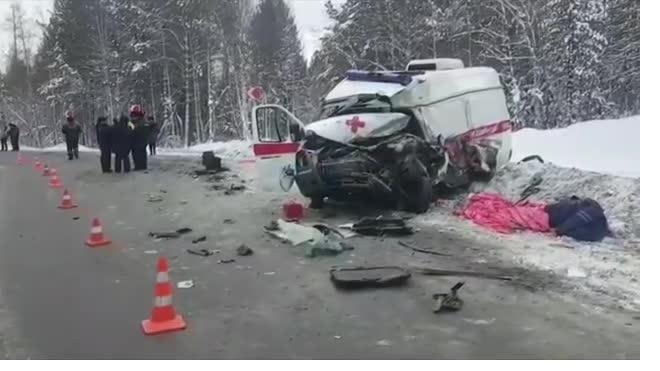В Иркутской области дальнобойщик устроил ДТП со "скорой", где погибли 2 человека