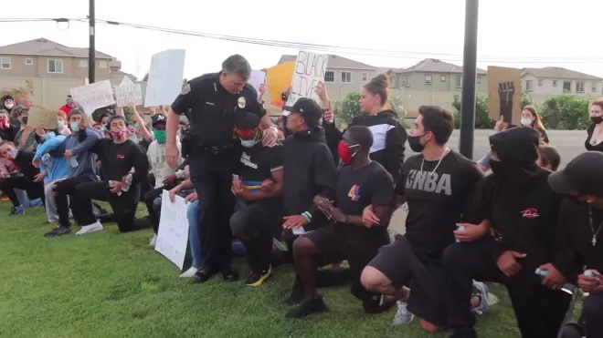 Экс-полицейский из США объяснил, зачем нацгвардейцы встали на колени перед толпой