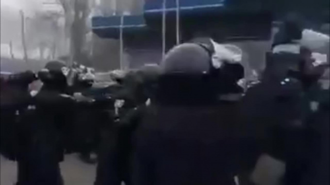 Видео: В Украине произошло столкновение полиции и местных жителей из-за приезда эвакуированных из Китая