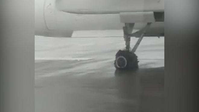 Самолет компании Qazaq Air не смог взлететь из-за лопнувшей покрышки шасси