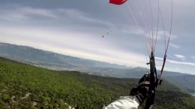 Парапланерист снял на видео свое падение с полуторакилометровой высоты после столкновения