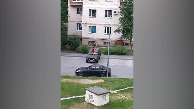 В Приморском районе дети "проверили на прочность" припаркованный внедорожник