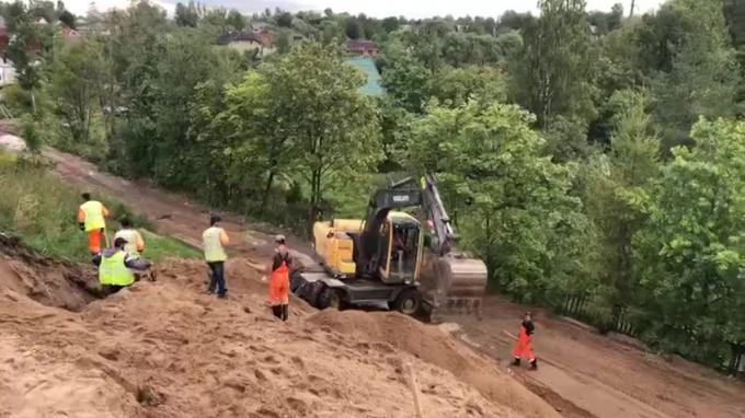 Движение на Красносельском шоссе восстановлено после размыва песка