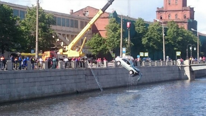 ДТП с падением в воду произошло на набережной Обводного канала