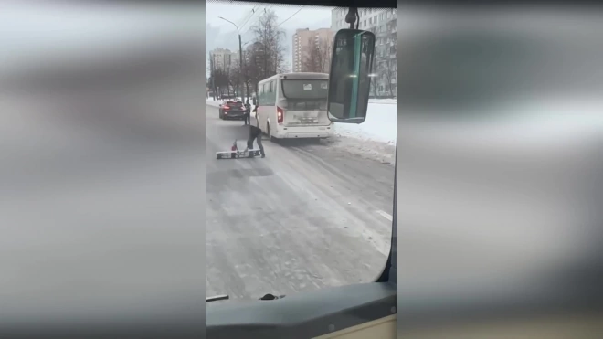 На проспекте Большевиков утром женщина попала под автобус
