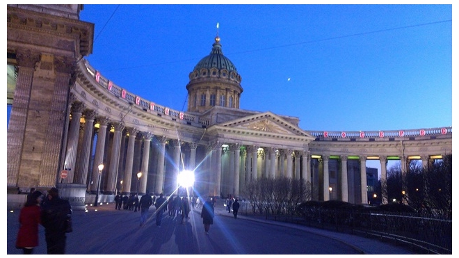 Пасха 2014 в Петербурге: в Казанском соборе раздали частички Благодатного огня