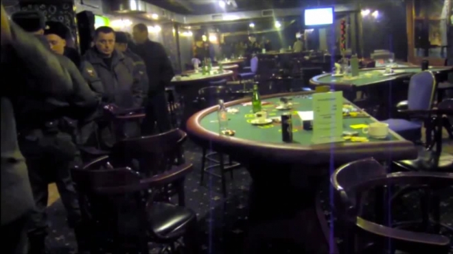 В Спасском переулке в квартире нашли казино, ночью там провели обыск, изъяли 13 игровых автоматов