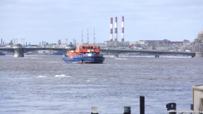 Затонувшее в Неве судно найдено, молодых моряков ищут