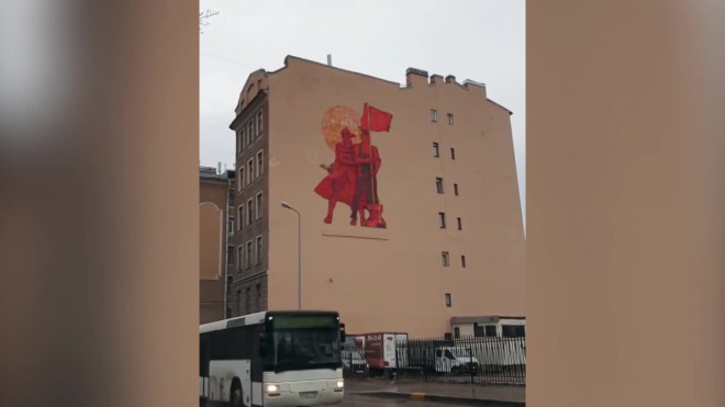 Панно "Рабочий и Красноармеец" ожило на стене дома в Петербурге