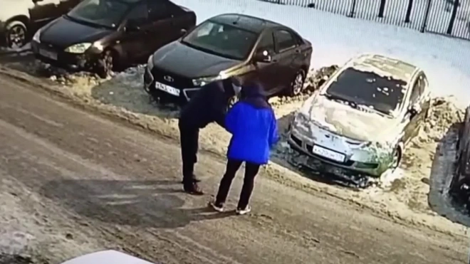 Неизвестные мужчины подожгли припаркованную машину во дворе на Пискарёвском проспекте