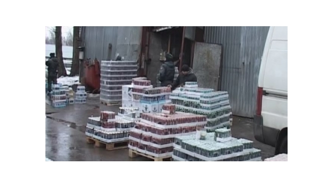 В Петербурге нашли подпольный склад с 10 тысячами литров контрафактного алкоголя