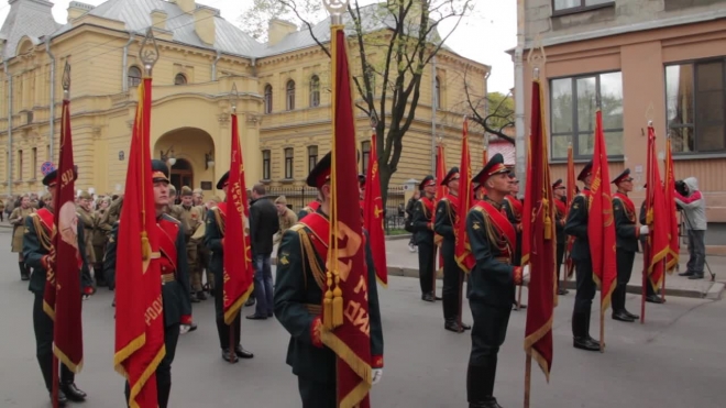 Праздничное шествие "Бессмертного полка" в Петербурге завершилось выступлением мотокаскадеров