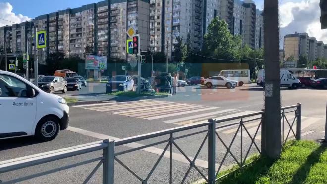 На перекрестке Парашютной улицы и проспекта Сизова легковушка снесла указательный столб