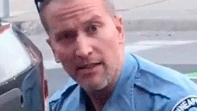 В Миннеаполисе задержан экс-полицейский, придавивший шею Джорджа Флойда