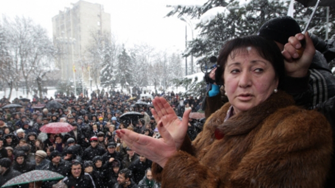 Сторонники Джиоевой в Южной Осетии пытались прорваться в здание ЦИК