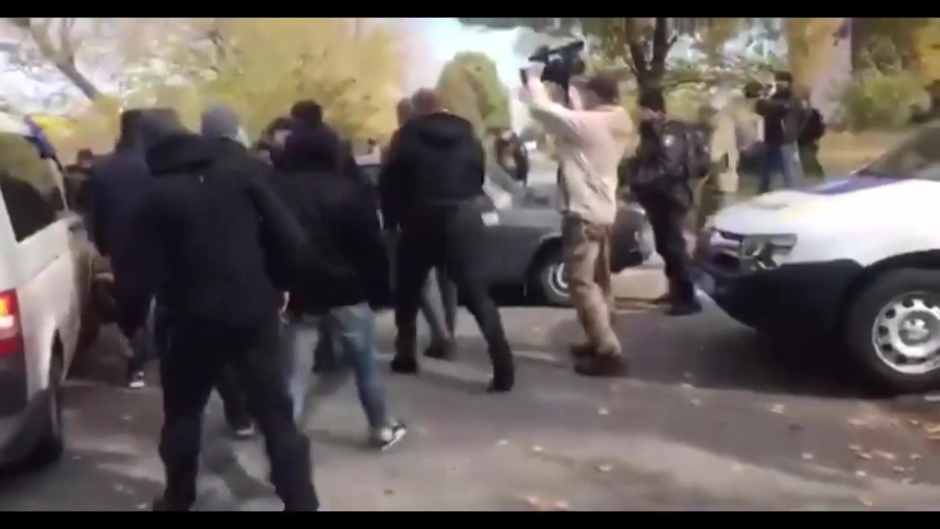 Украинские националисты прорвались через блокпосты в Донбасс