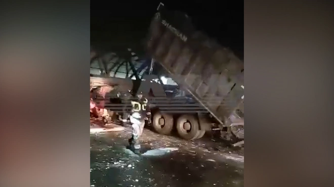 Наземный пешеходный мост рухнул в Подмосковье из-за столкновения с самосвалом