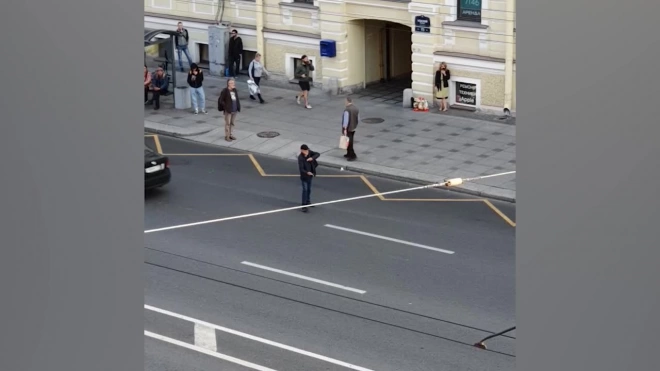 Видео: на Невском проспекте пьяный "регулировщик" охраняет автобусную полосу