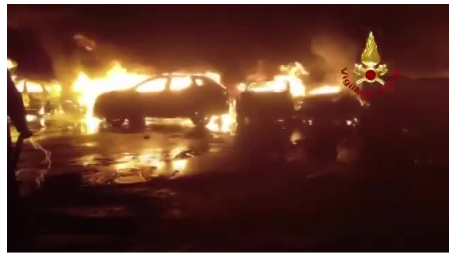Видео из Италии: В Савоне пожар уничтожил полторы сотни Maserati