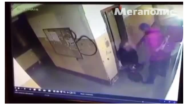 Видео: циничный грабитель избил и ограбил девушку у лифта