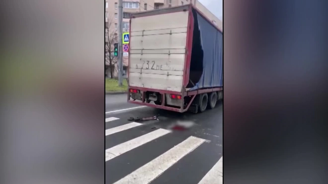 Попавший под колеса грузовика в Петербурге пожилой самокатчик умер до приезда скорой