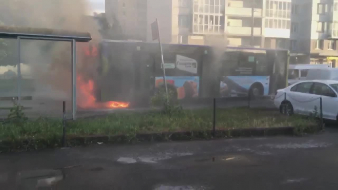 На Камышовой улице люди выбежали из дымящегося автобуса 