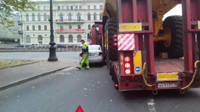 Видео: Грузовик придавил легковушку на пересечении Крюкова канала и Мойки