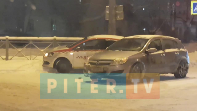 В Калининском районе столкнулись "Опель" и "Фольцваген" такси "Везет"