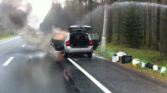 В Петербурге водитель на бетономешалке спас горящий джип