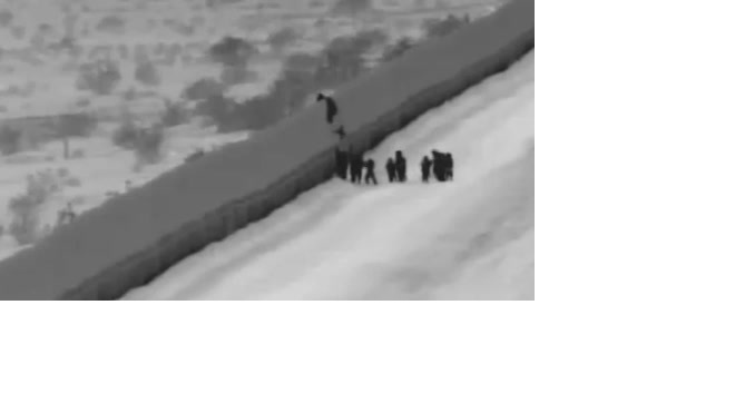 Видео: при пересечении американо-мексиканской границы трехлетняя девочка упала с пятиметровой высоты 