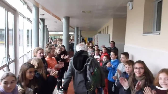 700 французских учеников выстроились в живой коридор ради легендарного физрука