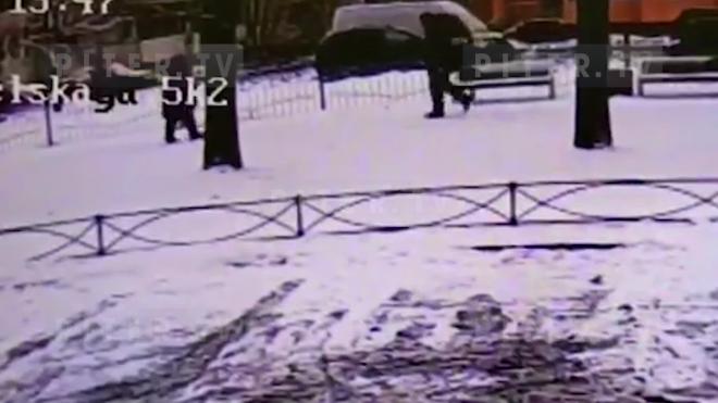 Неизвестный ограбил бабушку на Учительской улице в Петербурге