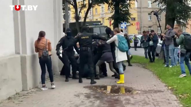 ОМОН начал жесткие задержания протестующих в Минске 