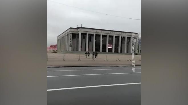 В центре Минска стягивают силовиков и бронетехнику перед новой акцией протеста 