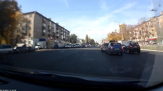 Авария с приземлившимся на капот байкером в Воронеже попала на видео