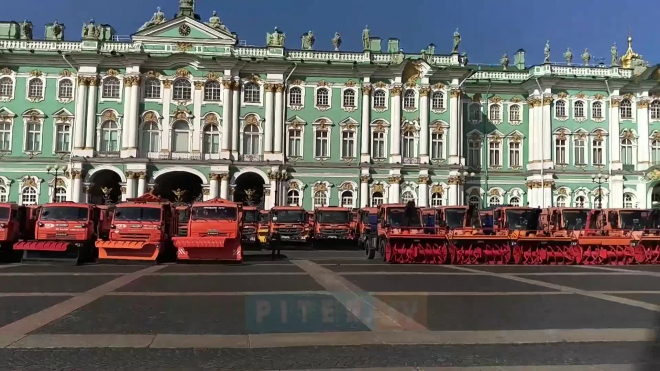 На Дворцовой площади проходит парад снегоуборочной техники